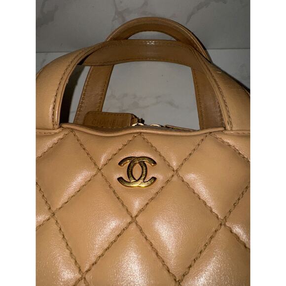 Chanel Vintage Gold Lambskin Leather Handbag - Good Condition - Picture 9 of 13